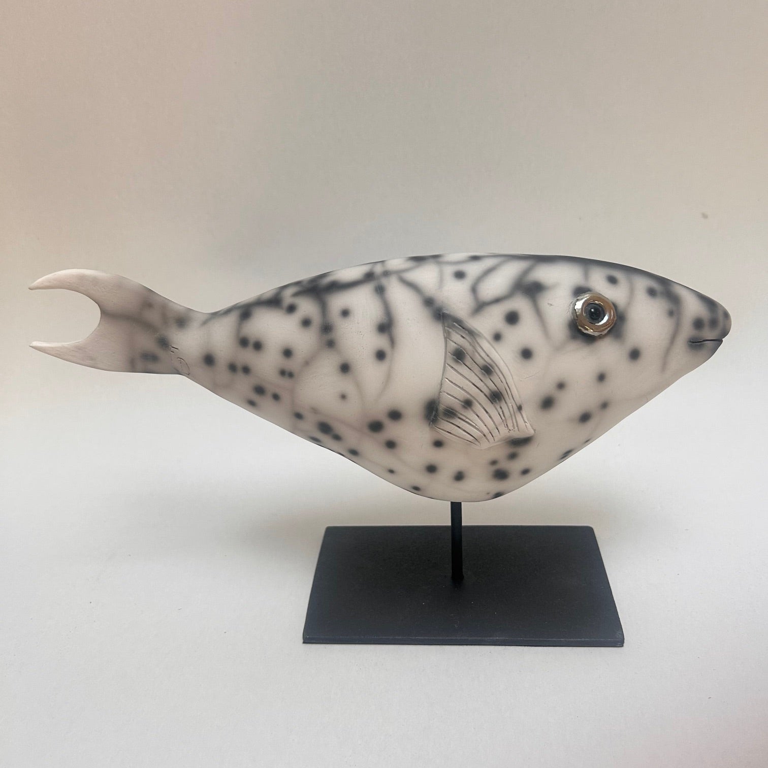 Frederique Delcourt Petit Poisson perroquet porcelaine raku nu